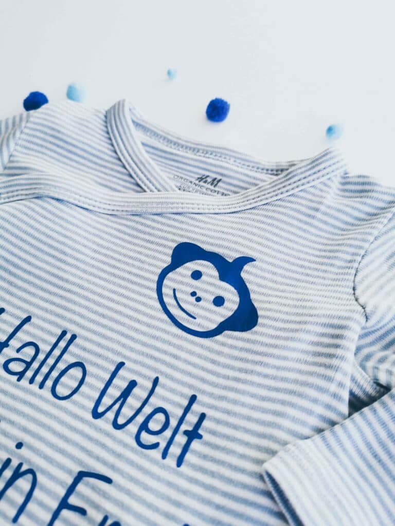 Eine tolle Idee für die nächste Babyshower. Plotten einen Body für den Nachwuchs oder als Geschenk.